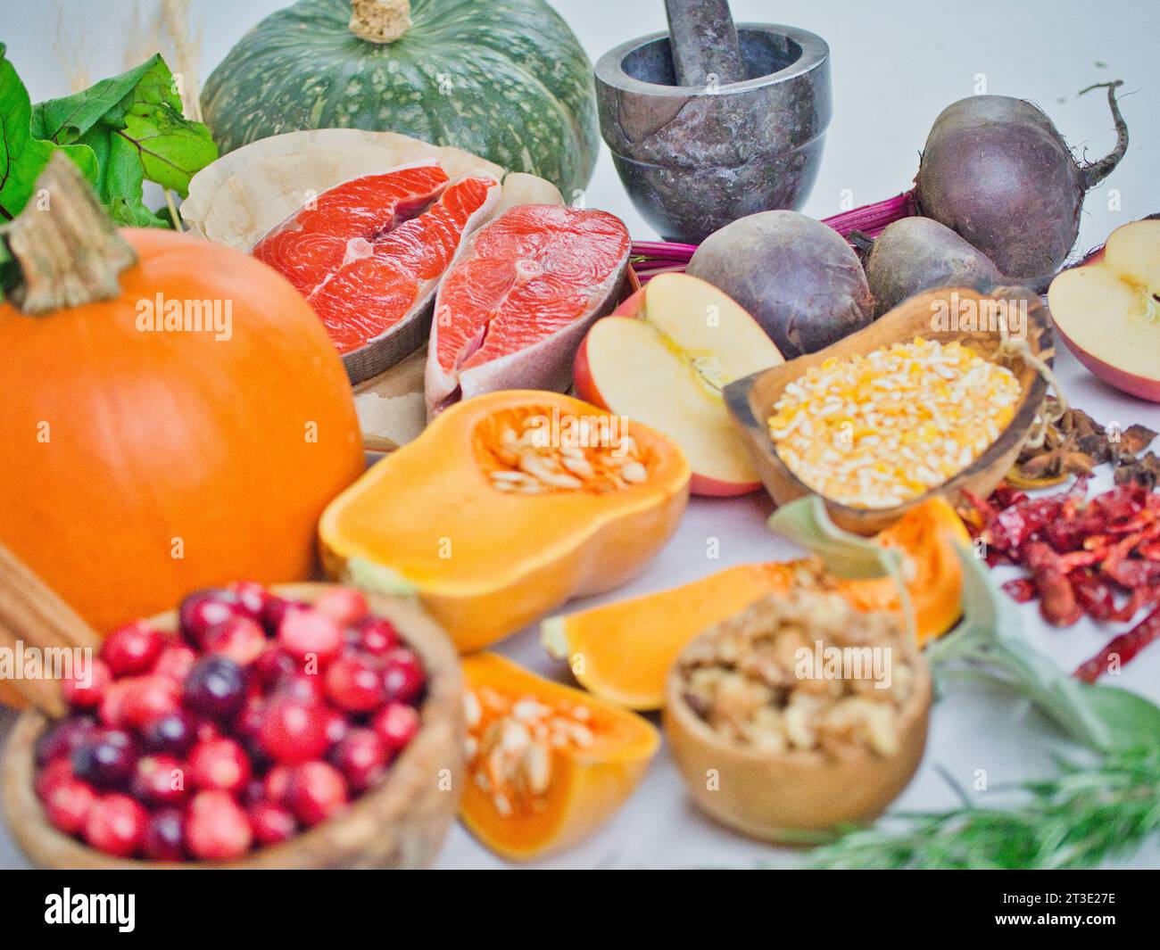 Farbenfrohe Stillleben-Auswahl an schönen Herbstgemüse-Zutaten mit Sockeye Lachssteaks für gesunde Ernährung oder fleischlose Thanksgiving mit Fisch. Stockfoto
