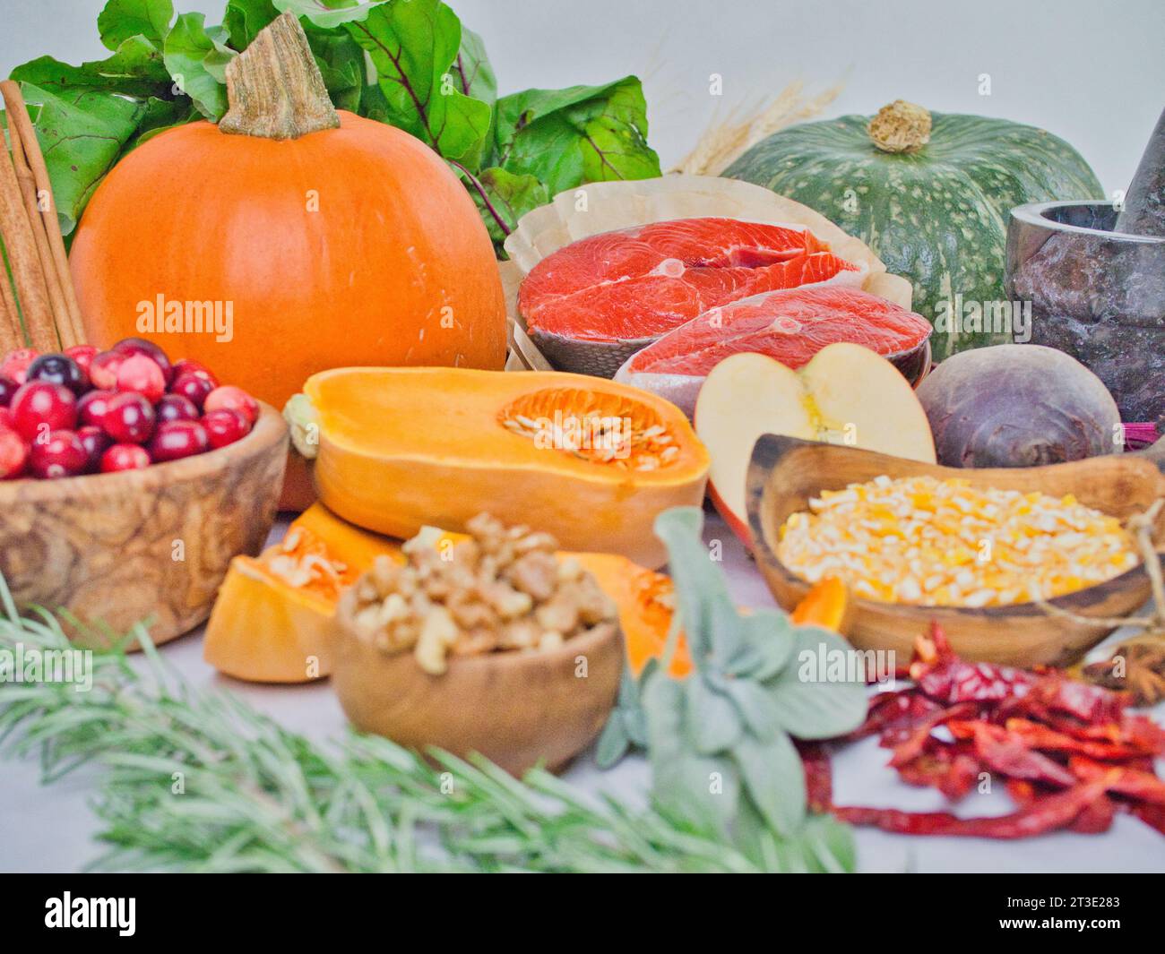 Farbenfrohe Stillleben-Auswahl an schönen Herbstgemüse-Zutaten mit Sockeye Lachssteaks für gesunde Ernährung oder fleischlose Thanksgiving mit Fisch. Stockfoto