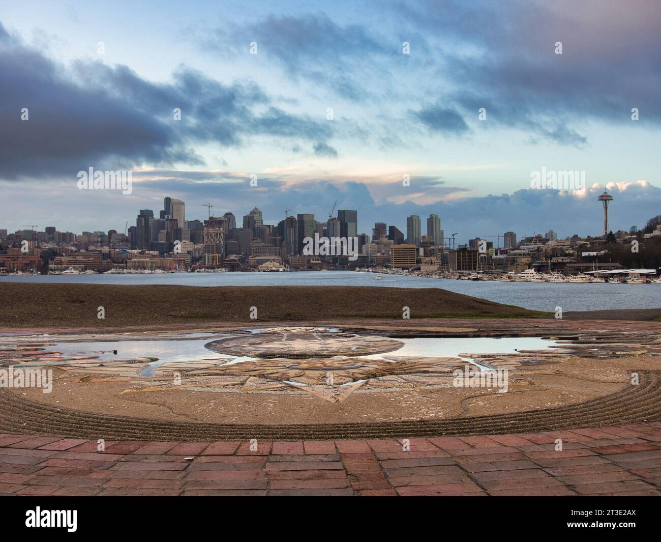 Wunderschöne Aussicht auf die Innenstadt von Seattle im Januar von der anderen Seite des Lake Union, mit der legendären Space Needle. Am frühen Morgen aus dem Gas Works Park. Stockfoto