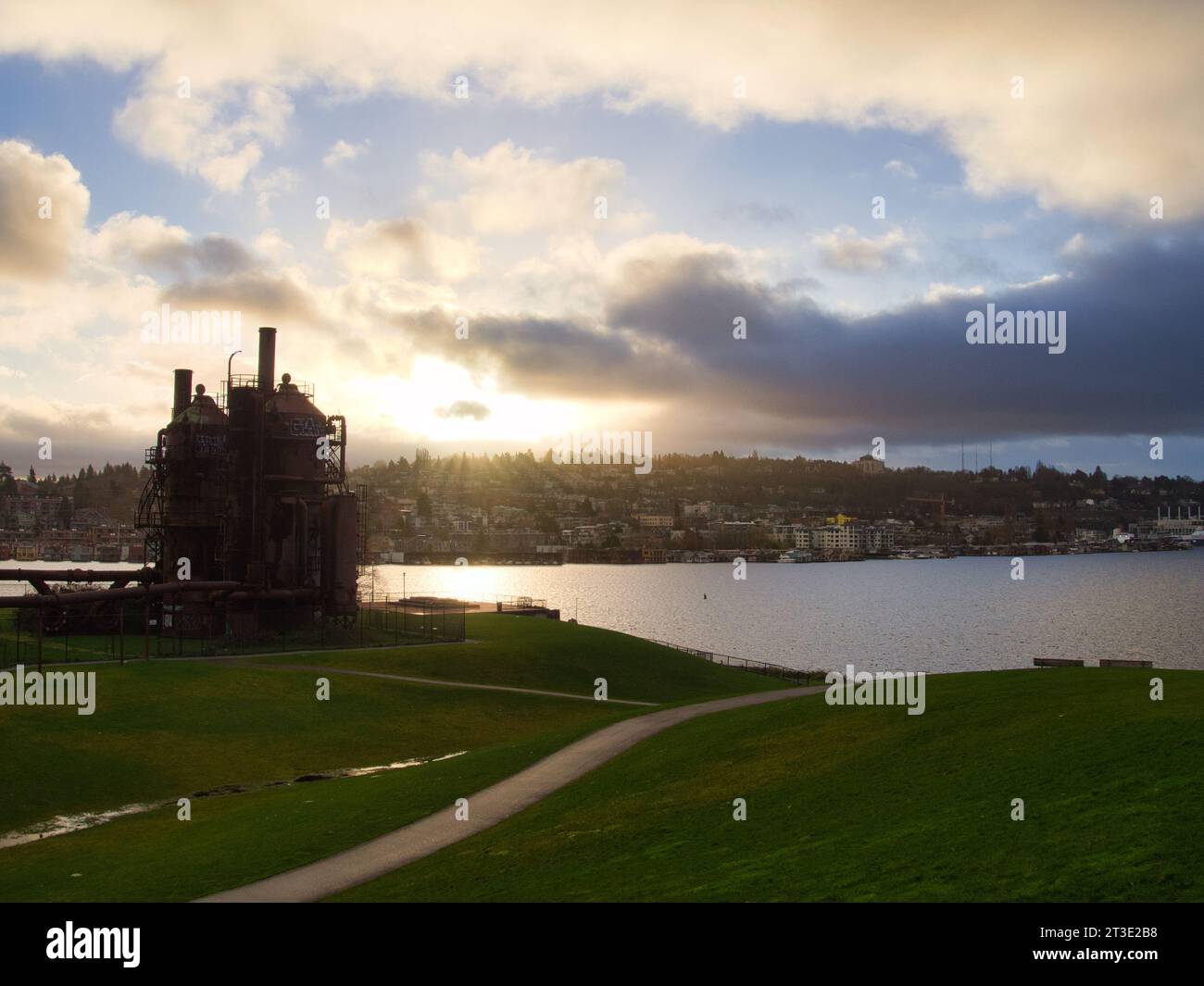 Sonnenaufgang am frühen Morgen über der Gasanlage im industriellen Gas Works Park in Seattle, WA. Blick auf das Eastlake Viertel. Verlassene, historische Stätte. Stockfoto