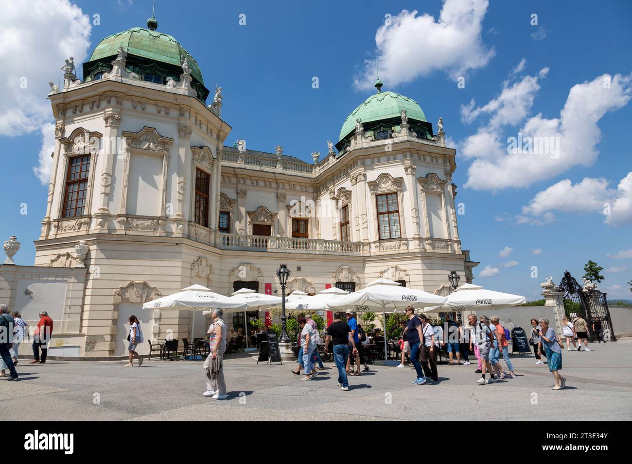 Wien, Österreich - 15. Juni 2023: Das obere Belvedere ist ein historischer Gebäudekomplex in Wien. Stockfoto