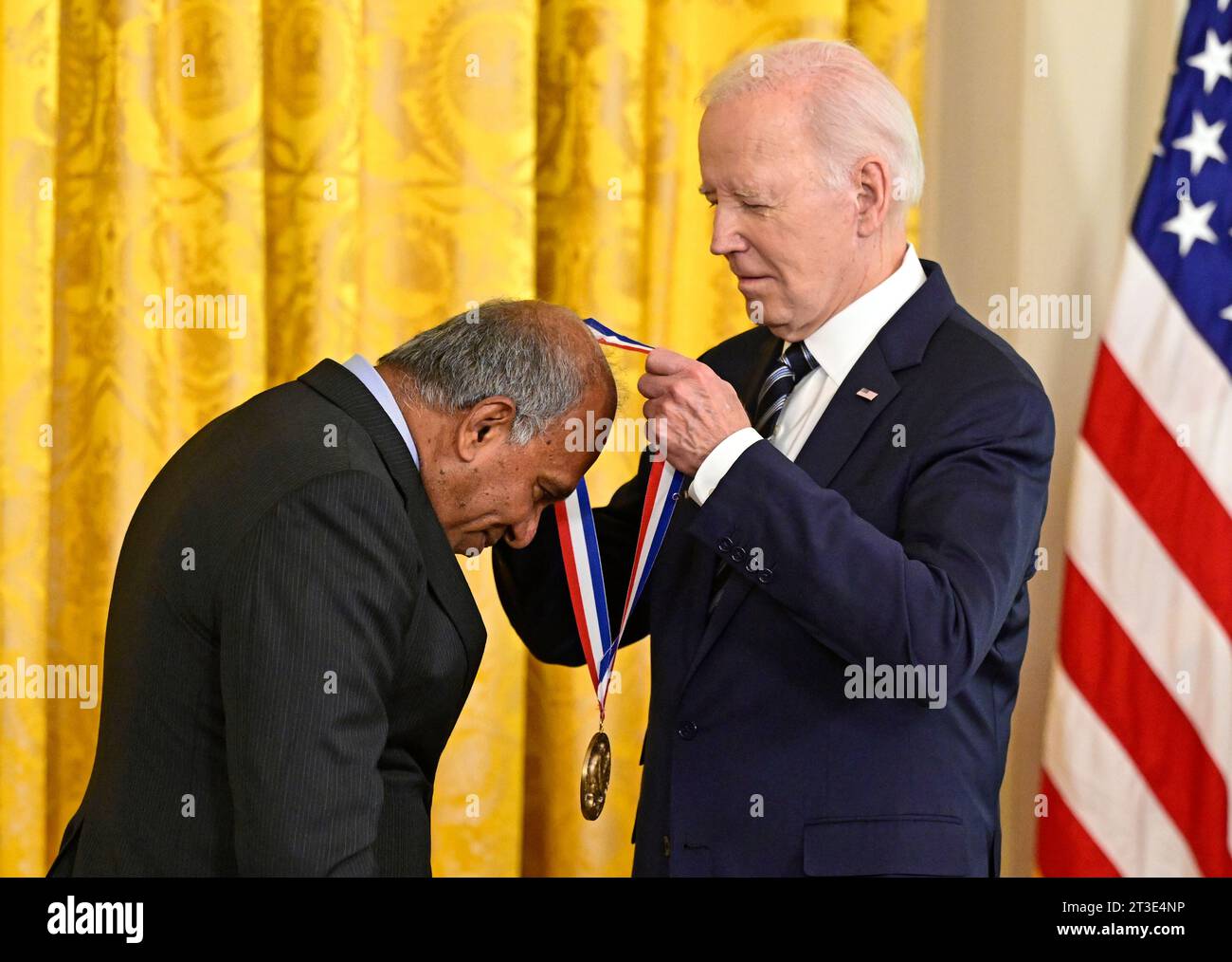 Washington, Vereinigte Staaten. Oktober 2023. US-Präsident Joe Biden vergibt die National Medal of Science an Subra Suresh von der Brown University während einer Zeremonie im East Room des Weißen Hauses in Washington, DC am Dienstag, den 24. Oktober 2023. Quelle: Ron Sachs/CNP/dpa/Alamy Live News Stockfoto