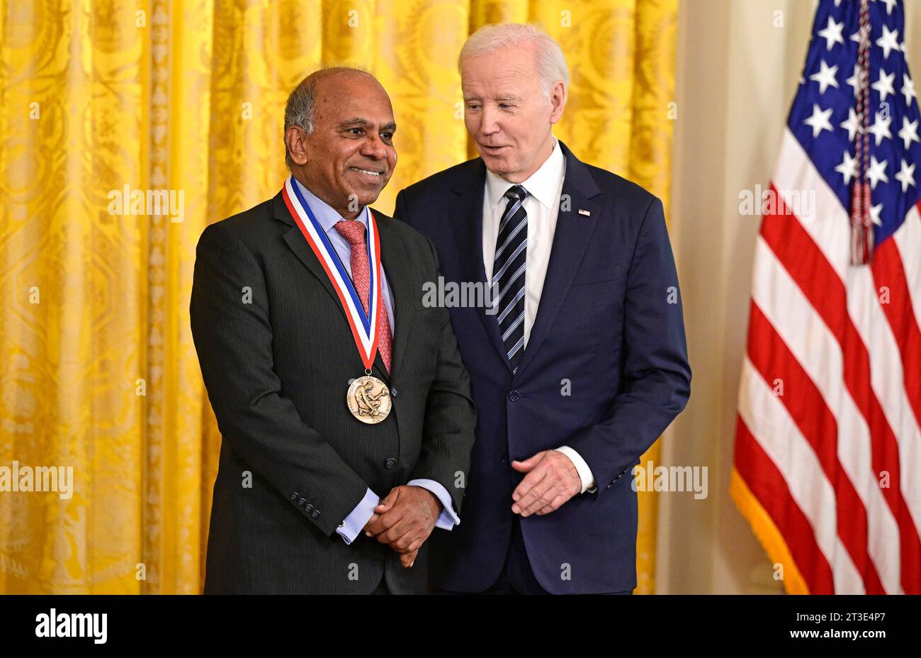 Washington, Vereinigte Staaten. Oktober 2023. US-Präsident Joe Biden vergibt die National Medal of Science an Subra Suresh von der Brown University während einer Zeremonie im East Room des Weißen Hauses in Washington, DC am Dienstag, den 24. Oktober 2023. Quelle: Ron Sachs/CNP/dpa/Alamy Live News Stockfoto