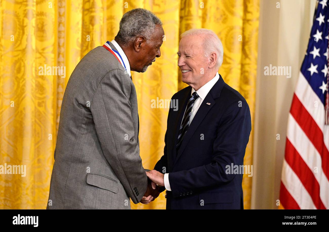 Washington, Vereinigte Staaten. Oktober 2023. US-Präsident Joe Biden vergibt die National Medal of Science an Gebisa Ejeta von der Purdue University während einer Zeremonie im East Room des Weißen Hauses in Washington, DC am Dienstag, den 24. Oktober 2023. Quelle: Ron Sachs/CNP/dpa/Alamy Live News Stockfoto