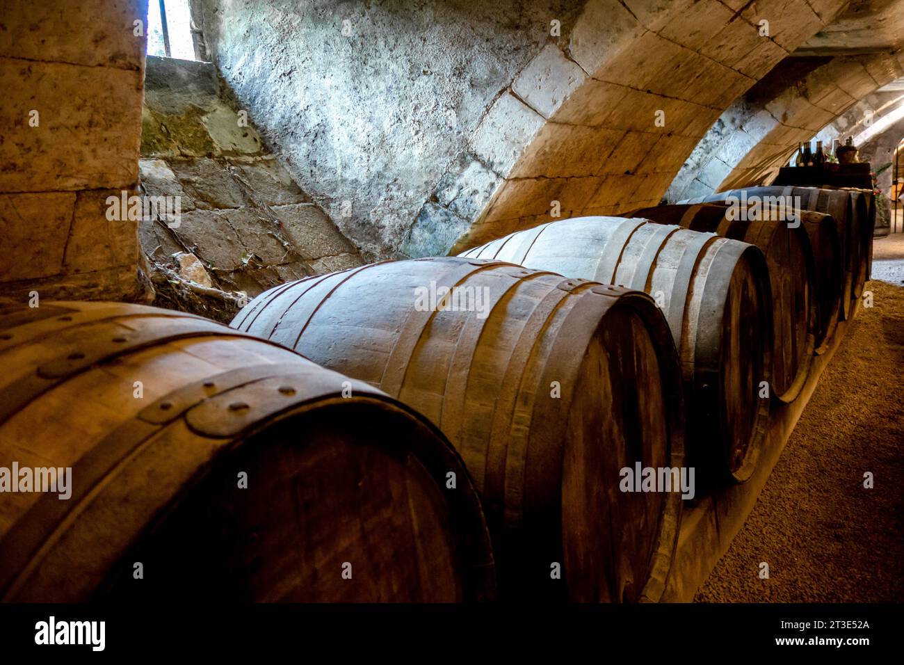 Alte Holzfässer in einem rustikalen Weinkeller Stockfoto