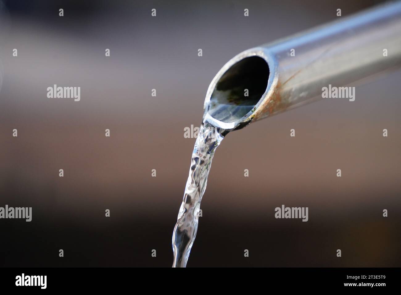 Nahaufnahme von fließendem Wasser aus dem Brunnenrohr Stockfoto