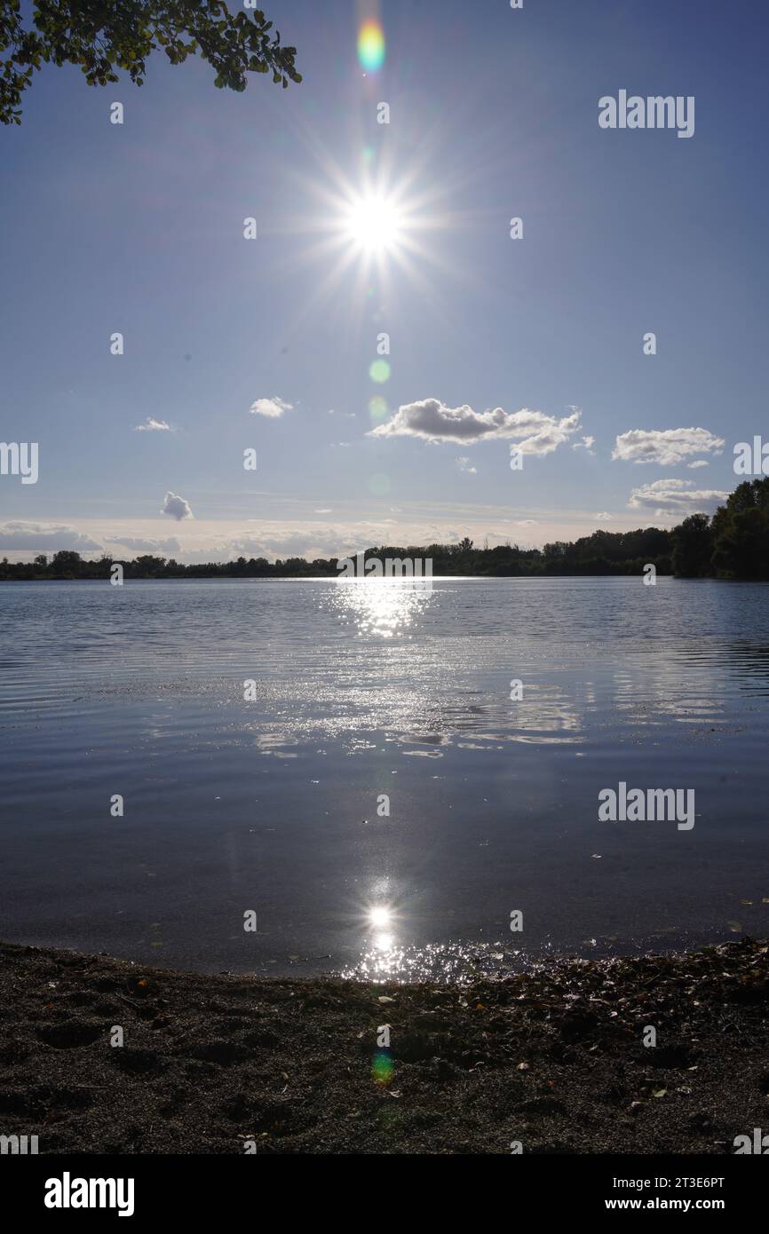 Malerischer Blick auf den Ausgrabungssee mit Reflexionen der untergehenden Sonne Stockfoto