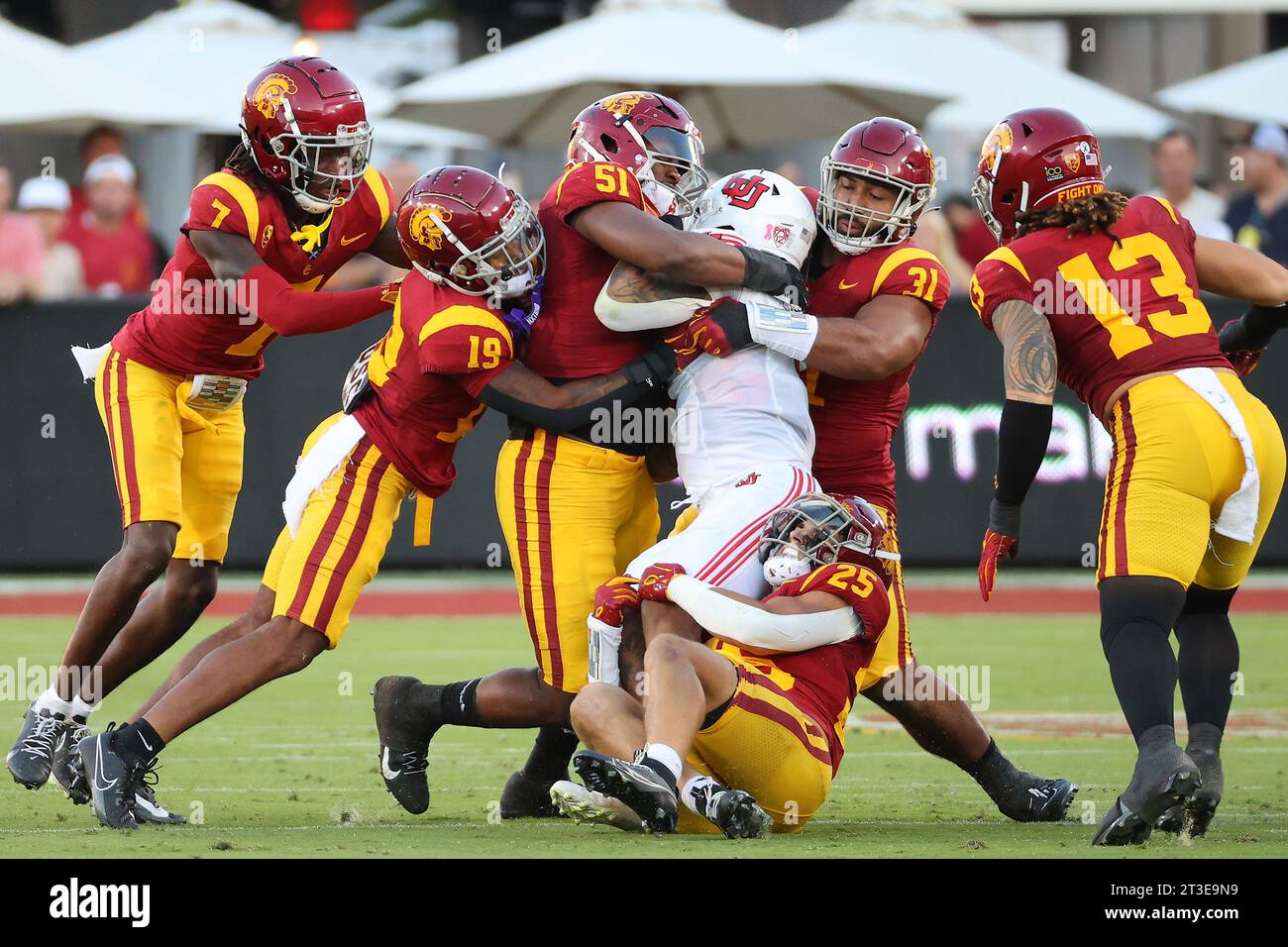 USC Trojans Defensive End Solomon Byrd (51), Cornerback Jaylin Smith (19), Nose Tackle Tyrone Taleni (31), Linebacker Tackett Curtis (25) und Safety Calen Bullock stoppen Utah Utes Running Back Ja’Quinden Jackson (3) während eines NCAA Football Spiels am Samstag, 21. Oktober 2023 in Los Angeles. Utah besiegte den USC 34-32. (Kevin Terrell/Image of Sport) Stockfoto