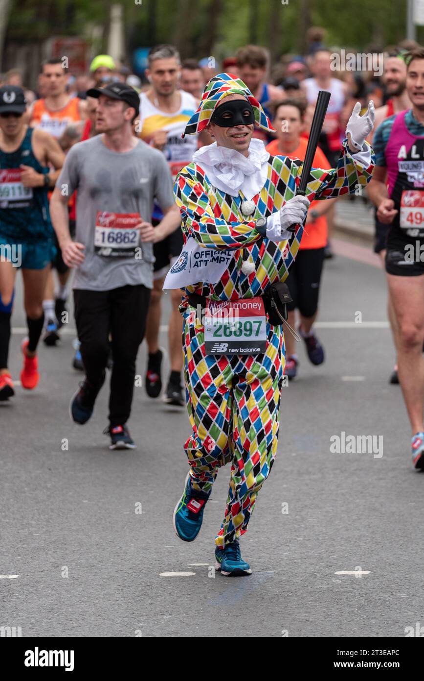 Gilles Dufosse, offizieller Rekordversuch beim London Marathon 2019. Schnellster Marathon, als Harlequin-Versuch verkleidet Stockfoto