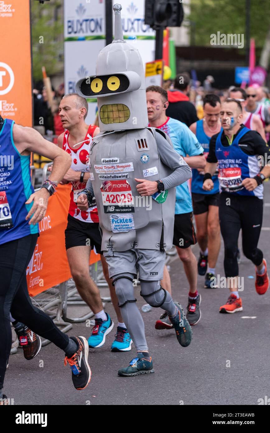 Jeremy Clements, 42029, läuft im Bender-Cartoon-Roboter-Kostüm beim London Marathon 2019 Stockfoto