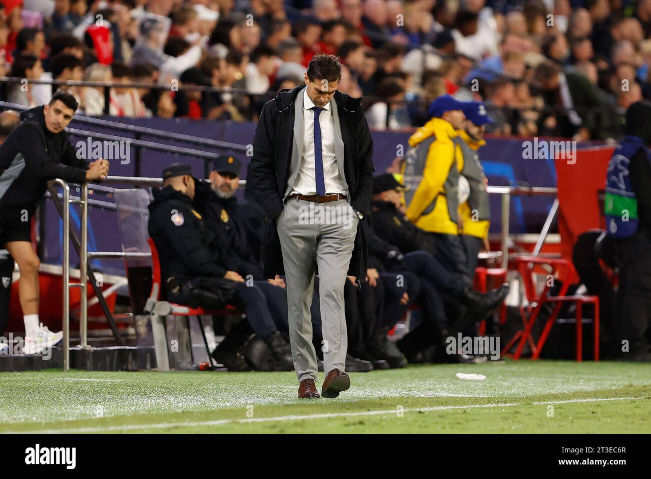 Sevilla, Spanien. Oktober 2023. Cheftrainer Diego Alonso vom Sevilla FC während des UEFA Champions League-Spiels zwischen Sevilla FC und Arsenal im Estadio Ramon Sanchez Pizjuan in Sevilla. (Foto: Gonzales Photo/Alamy Live News Stockfoto