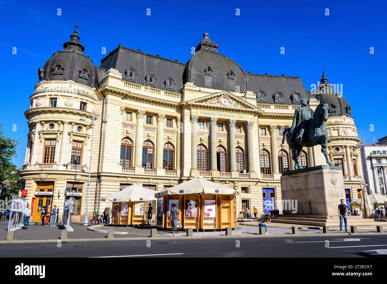 Bukarest, Rumänien, 25. September 2021: Zentrale Universitätsbibliothek mit Reiterdenkmal an König Carol I. davor auf dem Revolutionei-Platz (Pi Stockfoto