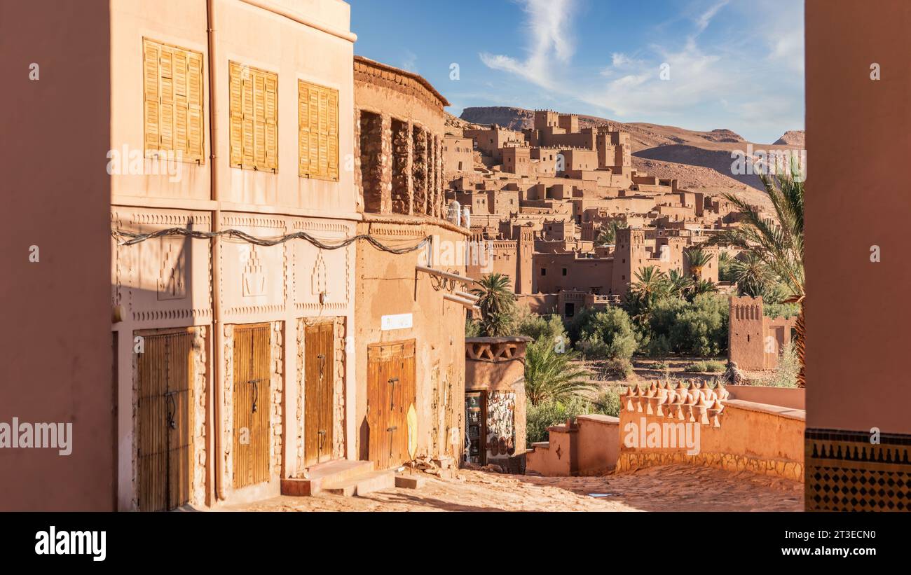 Das Dorf Ksat ait Ben Haddou ist aus Erde und Lehm gebaut, die alte Lehmziegelarchitektur und das Labyrinth aus engen Gassen waren ein Halt am Caravan Rou Stockfoto