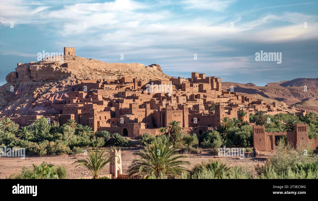 AIT Ben Haddou ist eine befestigte Stadt in Marokko. Es ist ein großartiges Beispiel für die erdhaltige Tonarchitektur, ein historischer Ighrem oder ksar entlang der ehemaligen Karawanenroute Stockfoto