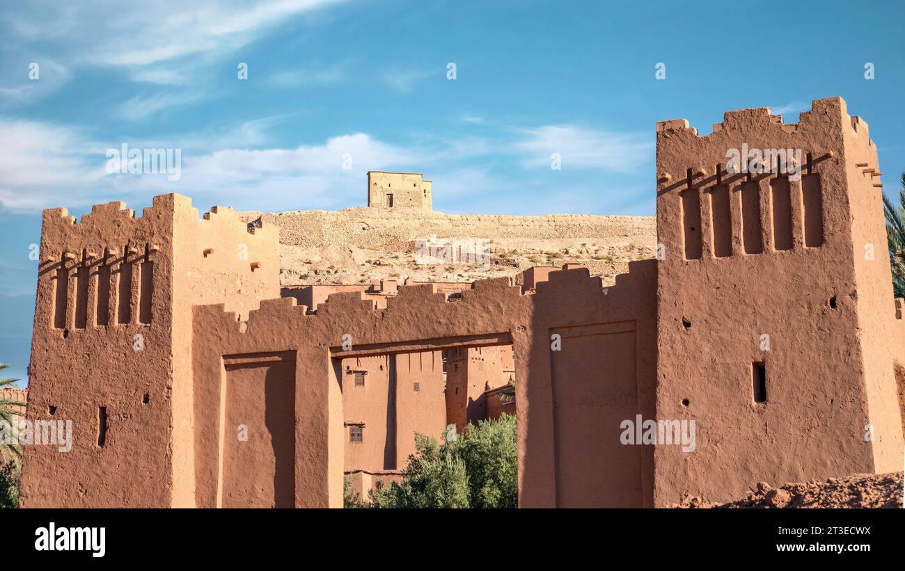 AIT Ben Haddou ist eine befestigte Stadt in Marokko. Es ist ein großartiges Beispiel für die erdhaltige Tonarchitektur, ein historischer Ighrem oder ksar entlang der ehemaligen Karawanenroute Stockfoto