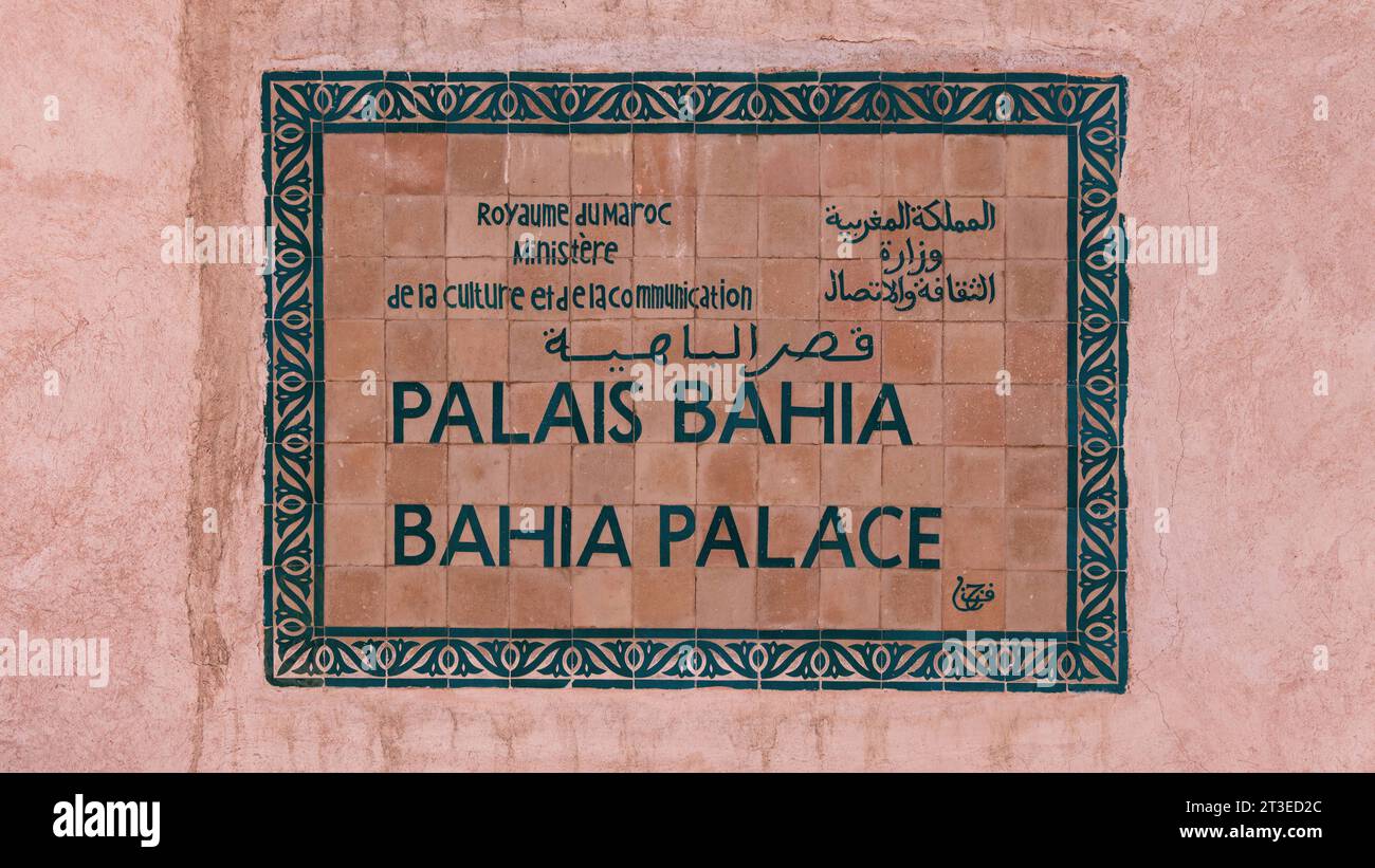 Bahia Palace, Marrakesch, Marokko - 16. September 2022: Beschilderung am Eingang des Bahia Palace, mit traditionellen Fliesen, wunderschönen Gärten und atemberaubendem Stockfoto