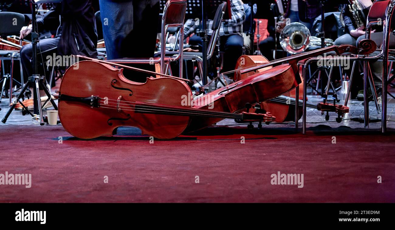 Das Bild von drei Saiteninstrumenten Cello liegt auf der Bühne Stockfoto