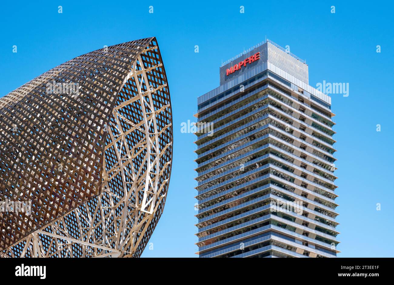 Peix d'Or - Goldfischskulptur von Frank Gehry und Torre Mapfre Wolkenkratzer, Barceloneta, Barcelona, Spanien Stockfoto