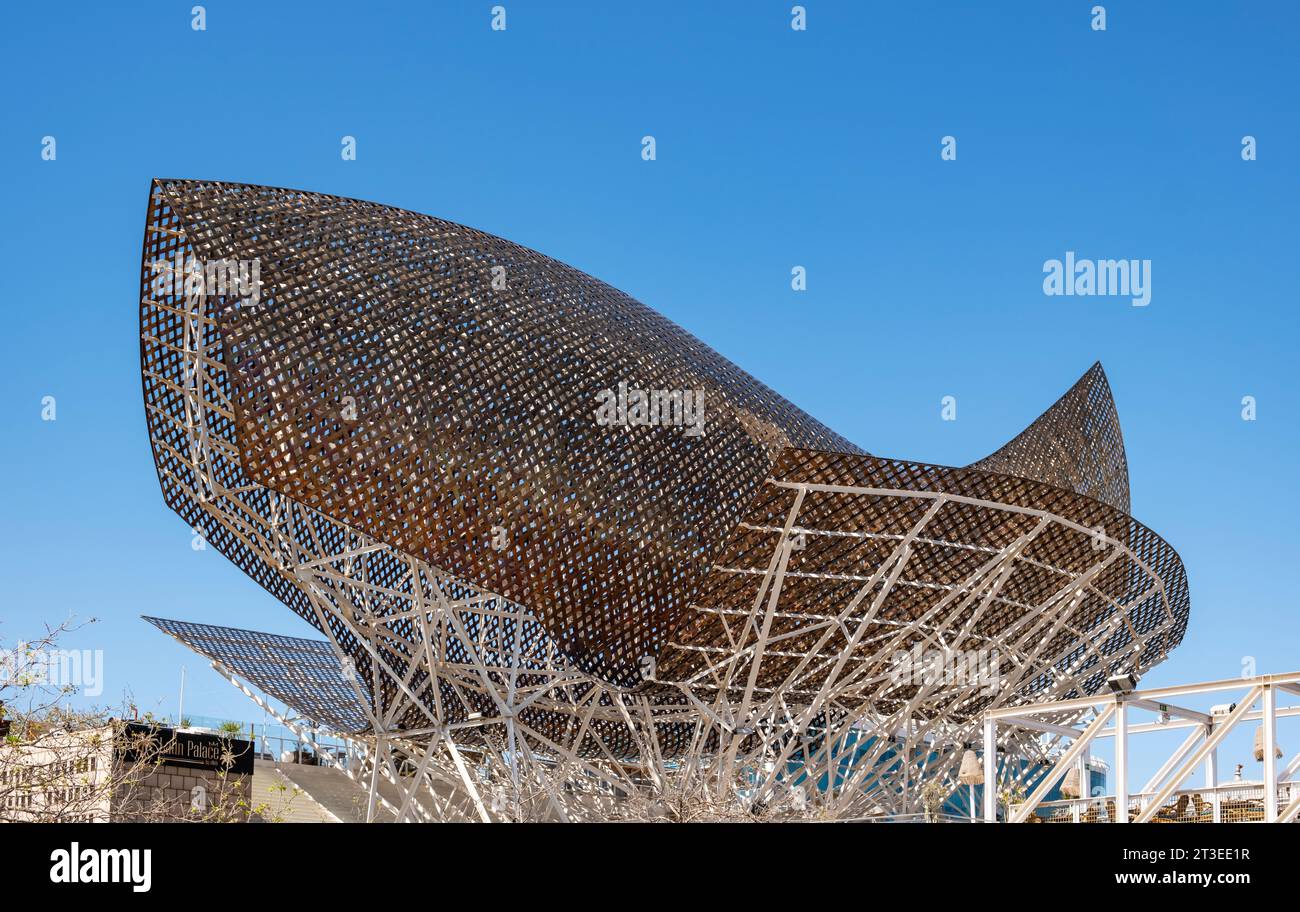 Peix d'Or – Goldfisch-Skulptur entworfen von Frank Gehry, Barceloneta, Barcelona, Spanien Stockfoto