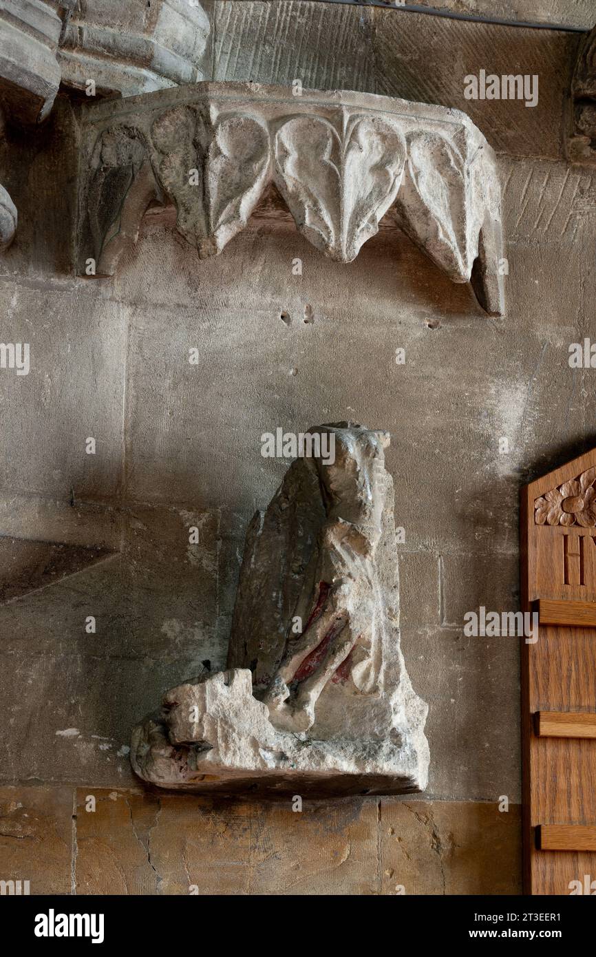 Gebrochene Steinfigur in St. Mary Magdalene Church, Duns TEW, Oxfordshire, England, Vereinigtes Königreich Stockfoto