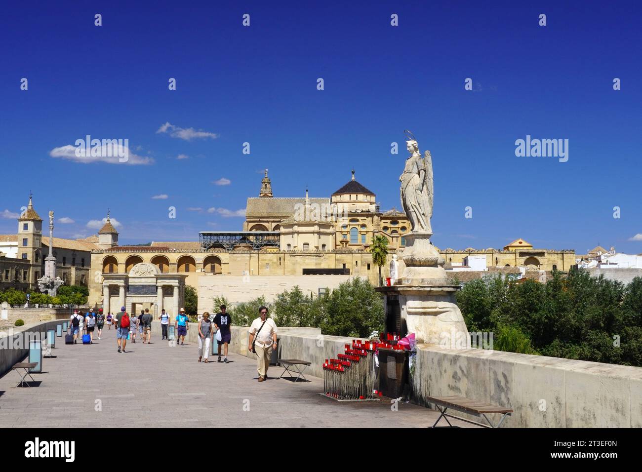 Spanien, Andalusien, Cordoba: Touristen auf der Römischen Brücke (Puente Romano) vorbei an der Statue des Erzengels Raphael (Triunfo de San Rafael) Datierung Stockfoto