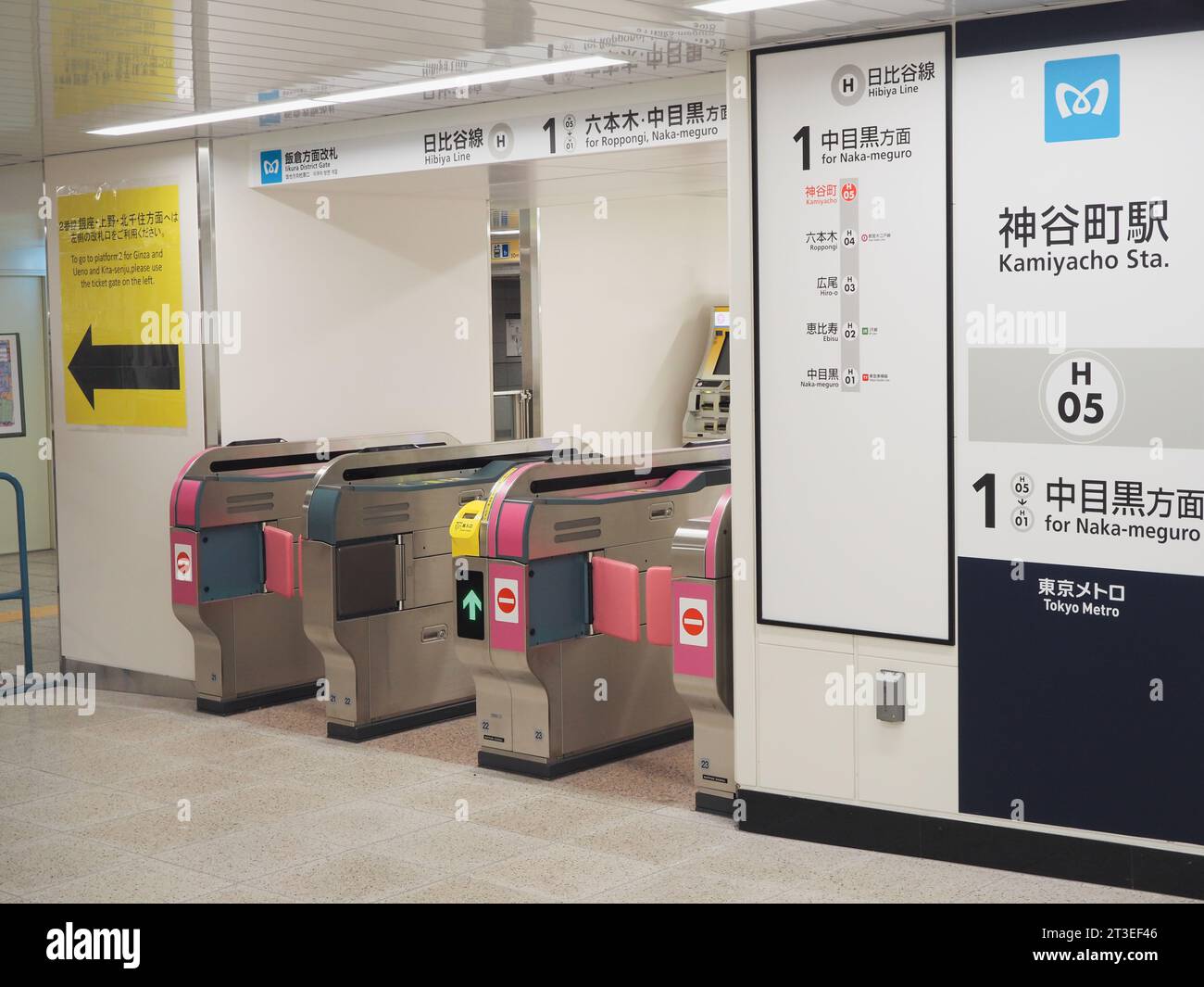 TOKIO, JAPAN - 22. Oktober 2023: Neue Ticketschalter an der U-Bahn-Station Tokio Kamiyacho. Stockfoto