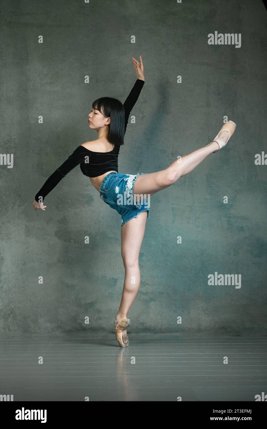 Kleine japanische Ballerina in Ballettform Stockfoto