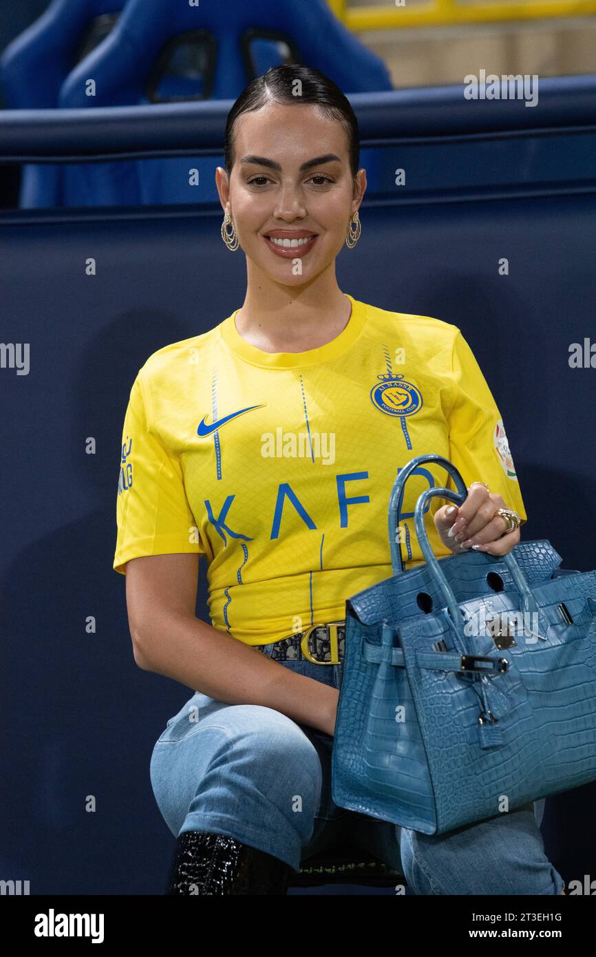 Georgina Rodriguez posiert auf dem Spielfeld mit einer blauen Birkin Alligator Handtasche und mit Guess Jeans und Le Silla Stiefeln, nach dem Spiel Al-Nassr FC (KSA) gegen Al Duhail SC (QAT) am 3. Tag der AFC Champions League 2023-24 Gruppe E im Al Awwal Park am 24. Oktober. 2023 in Riad, Saudi-Arabien. Al-Nassr FC besiegte Al Duhail SC mit 4-3, Cristiano Ronaldo erzielte zwei Tore. Foto von Victor Fraile / Power Sport Images Stockfoto