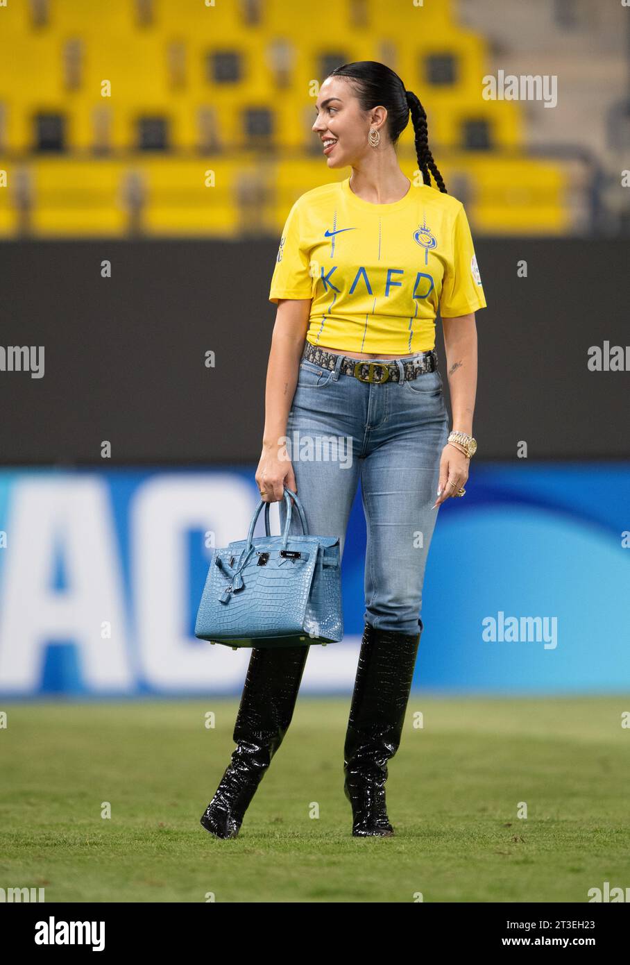 Georgina Rodriguez lächelt mit einer blauen Birkin Alligator-Handtasche und mit Guess-Jeans und Le Silla-Stiefeln auf dem Spielfeld, nach dem Spiel Al-Nassr FC (KSA) gegen Al Duhail SC (QAT) am 24. Oktober in der AFC Champions League 2023-24 Gruppe E im Al Awwal Park. 2023 in Riad, Saudi-Arabien. Al-Nassr FC besiegte Al Duhail SC mit 4-3, Cristiano Ronaldo erzielte zwei Tore. Foto von Victor Fraile / Power Sport Images Stockfoto