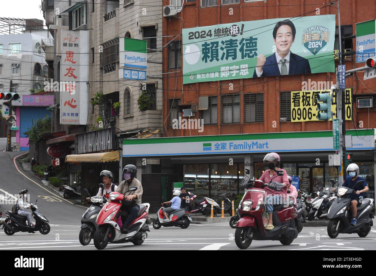 *** KEINE VERKÄUFE AN FRANZÖSISCHE MEDIEN ODER VERLAGE - RECHTE VORBEHALTEN ***03. Oktober 2023 - Tamsui, Taiwan: Billboard für den Wahlkampf von Lai Ching-te, Taiwans Vizepräsident und Kandidat für die Präsidentschaftswahlen 2024. Stockfoto