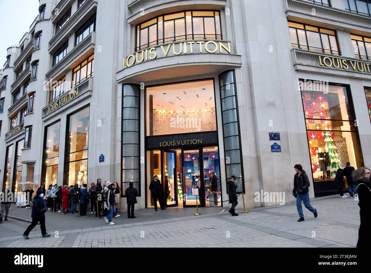 Paris (Frankreich): Boutique Louis Vuitton an der 127 Avenue des Champs-Elysees in Paris 8. Arrondissement (Bezirk) Stockfoto