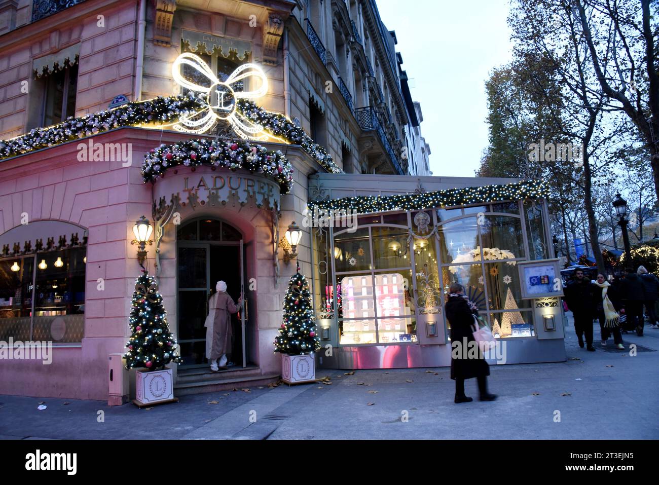 Paris (Frankreich): Restaurant und Teestube Laduree an der 75 Avenue des Champs-Elysees in Paris 8. Arrondissement (Bezirk) Stockfoto