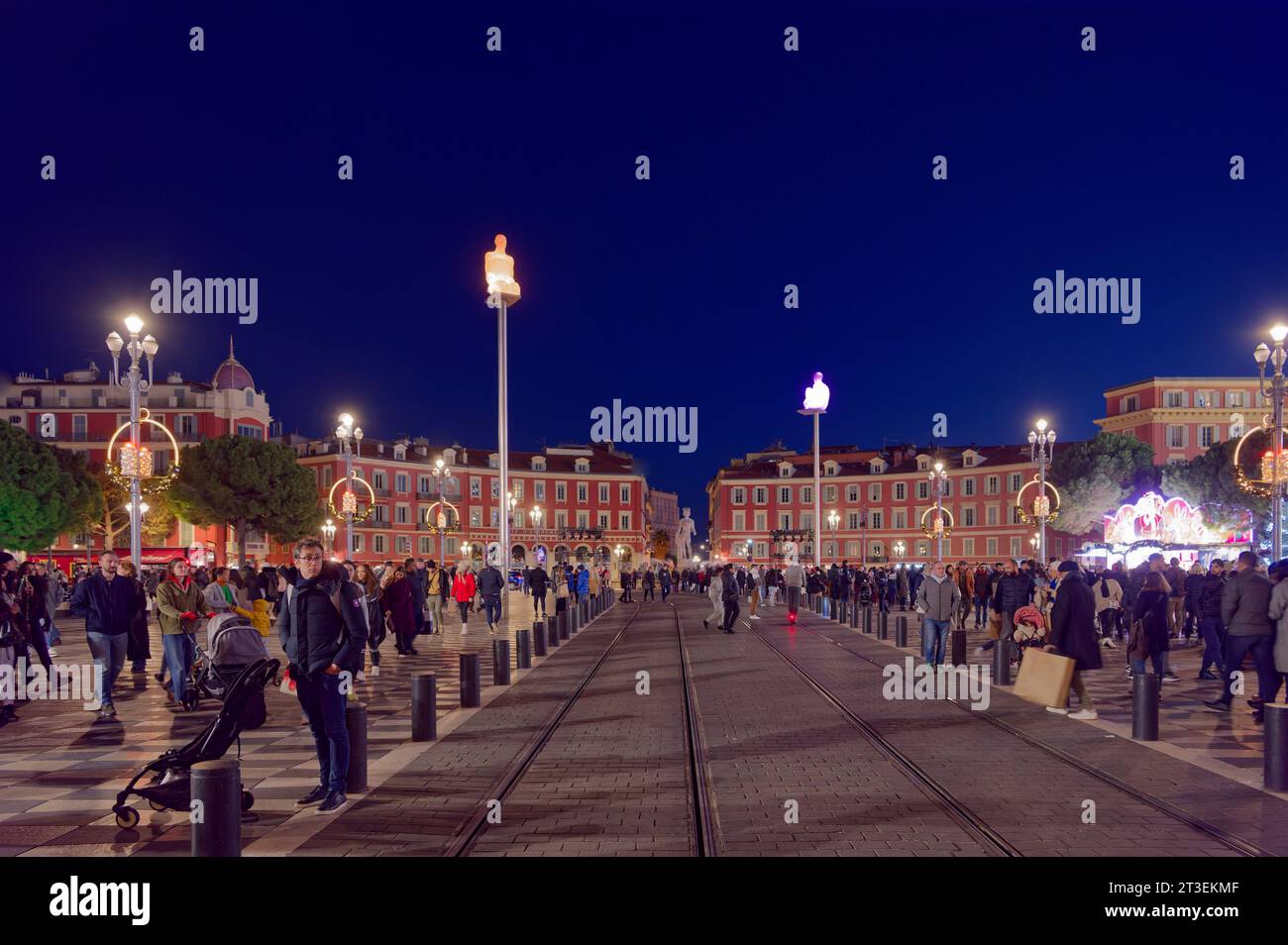 Nizza (Südostfrankreich): Platz „Place Massena“ mit den sieben Statuen Conversation a Nice, eine Schöpfung von Jaume Plensa Stockfoto