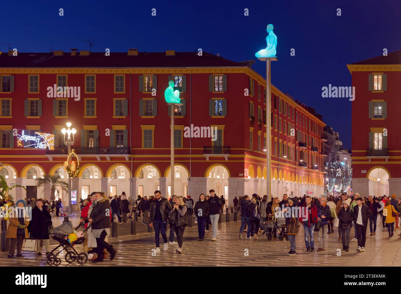 Nizza (Südostfrankreich): Platz „Place Massena“ mit den sieben Statuen Conversation a Nice, eine Schöpfung von Jaume Plensa Stockfoto
