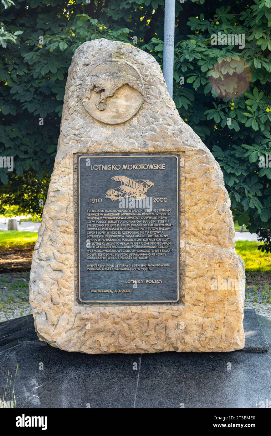 Warschau, Polen - 25. Juli 2021: Mokotow historisches Flughafendenkmal im Pole Mokotowskie Feldpark im Bezirk Mokotów in Warschau Stockfoto