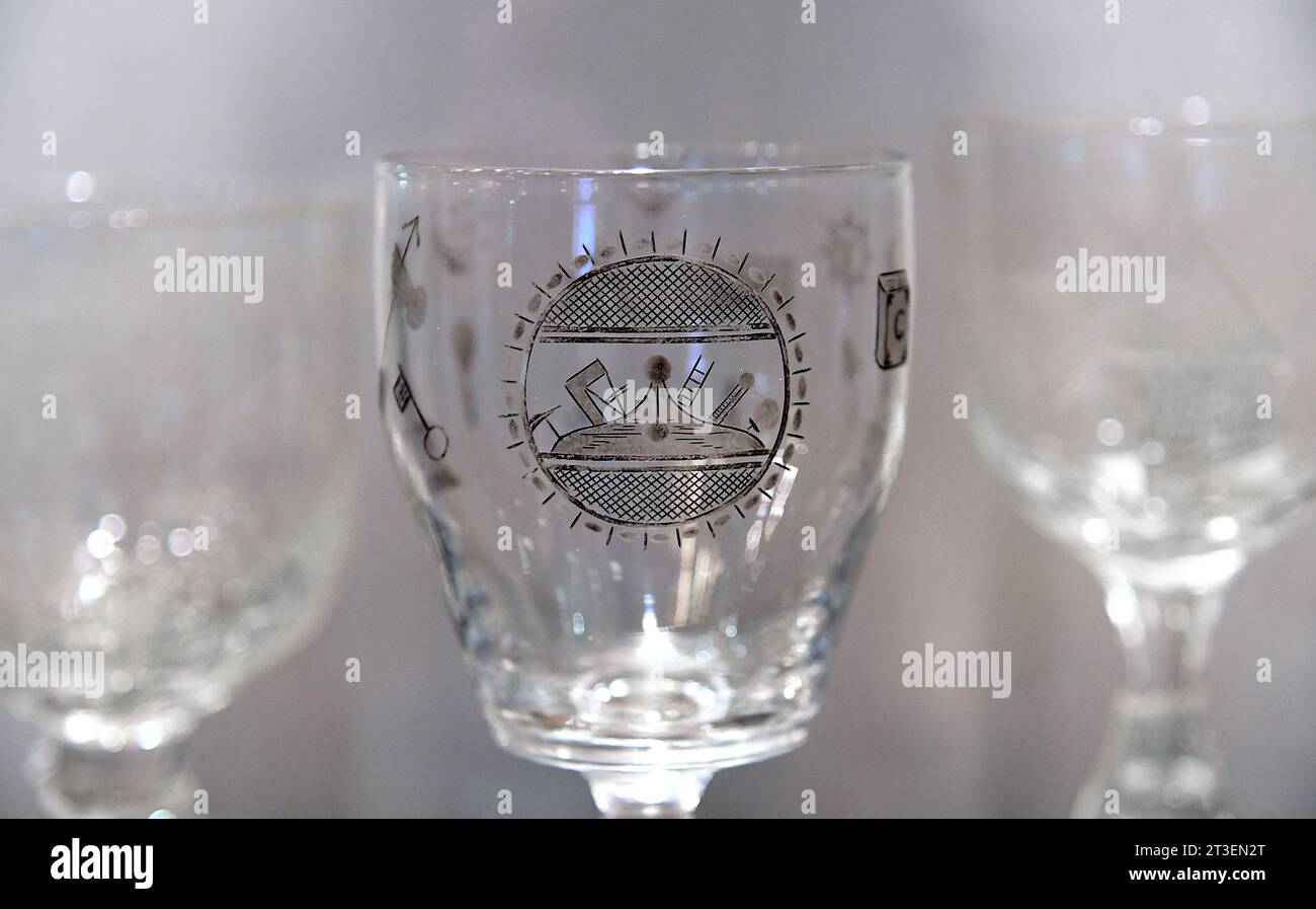 England, Canterbury: Das Kent Museum of Freemasonry. Details von Freimaurergegenständen, Dekorationen und Zubehör: Freimaurersymbole auf Glas Stockfoto