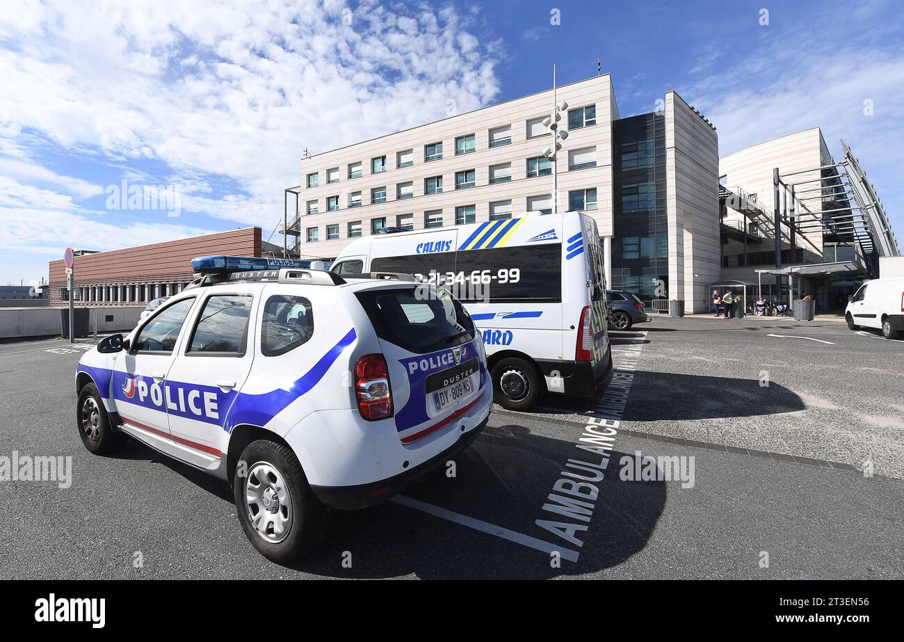 Calais (Nordfrankreich): Polizeiwagen und Krankenwagen vor dem Krankenhaus „Centre hospitalier Dr Jean Eric Techer“. Dacia Duster Polizeiwagen Stockfoto