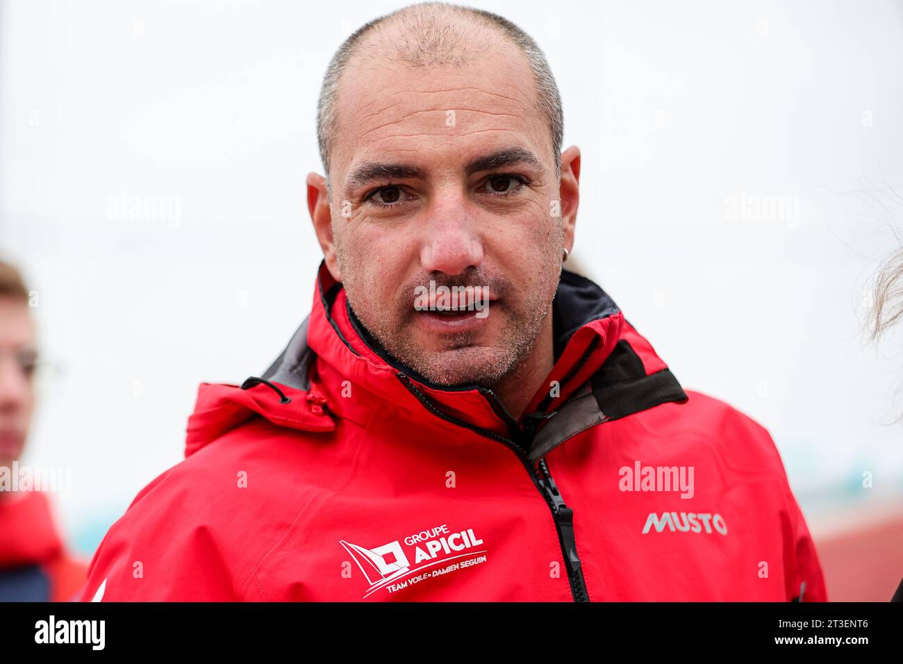 Saint Malo am 5. November 2022 (Bretagne, Nordwestfrankreich): Skipper Damien Seguin an Bord der Groupe Apicil, IMOCA Klasse, im Dorf The Stockfoto