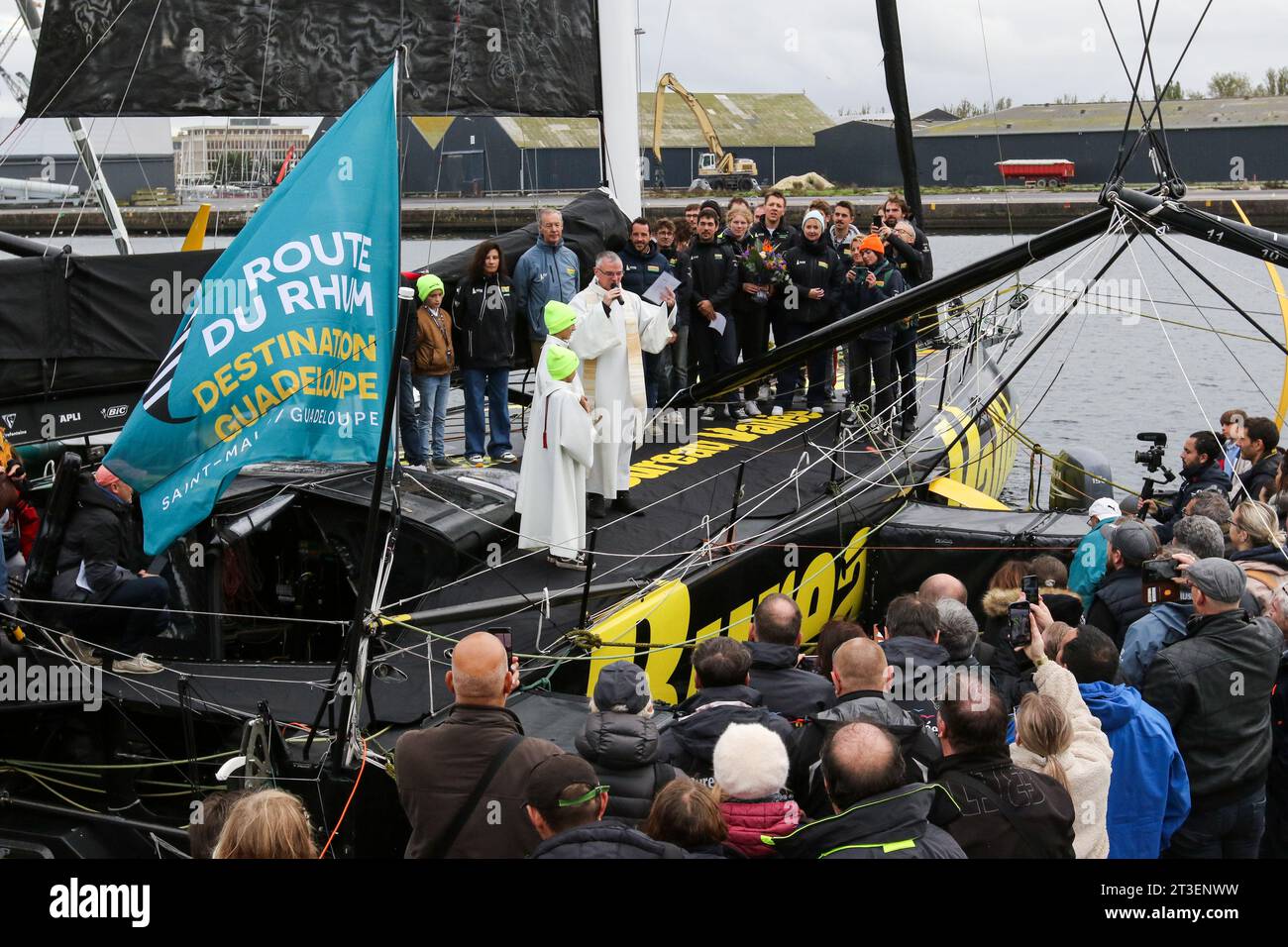 Saint Malo am 5. November 2022 (Bretagne, Nordwestfrankreich): Priester segnet das Bureau Vallee, IMOCA-Klasse, im Dorf der Route du Rhum Stockfoto