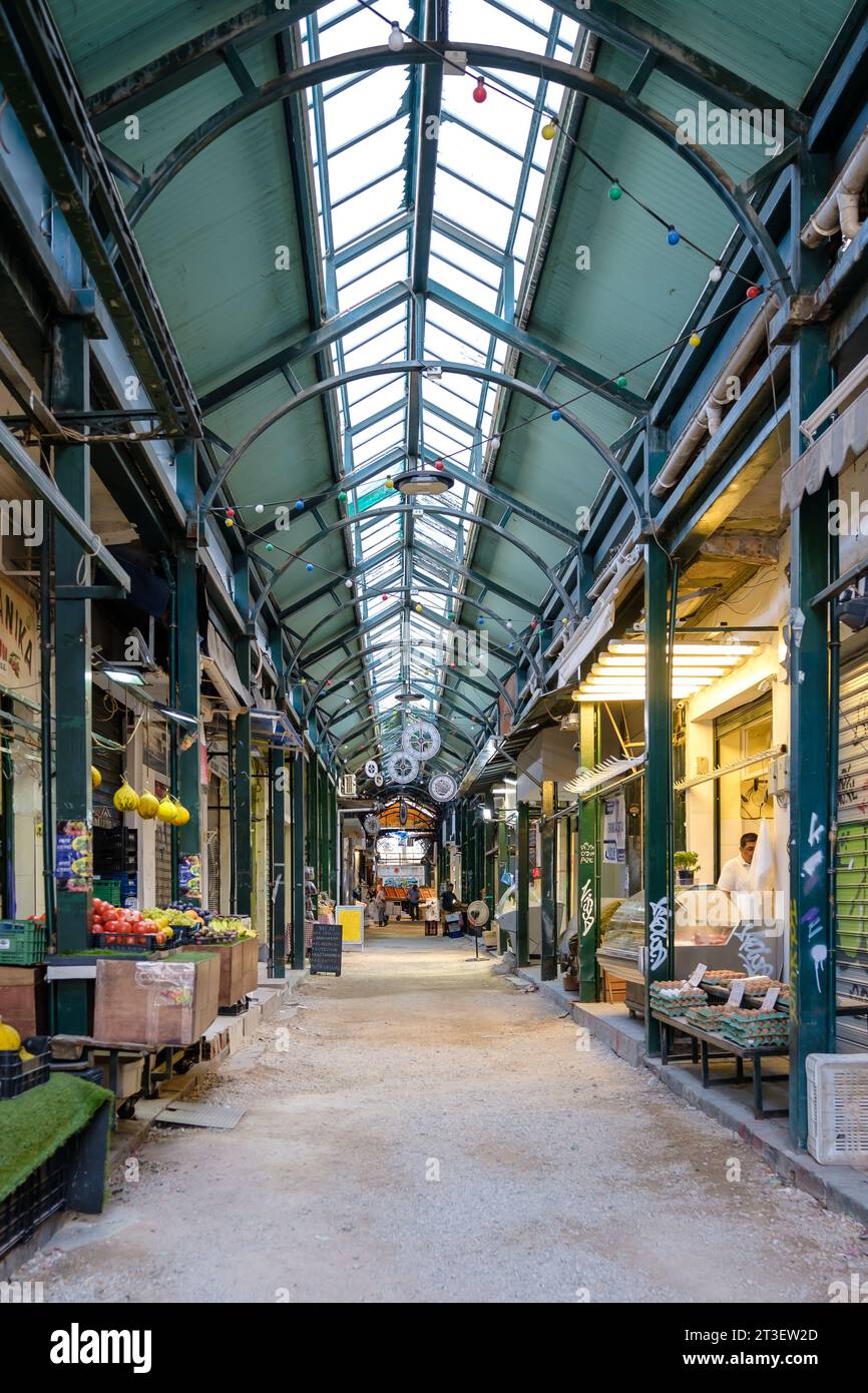 Thessaloniki, Griechenland - 22. September 2023 : Blick auf den Kapani-Markt im Freien, den ältesten Marktplatz in Thessaloniki, Griechenland Stockfoto