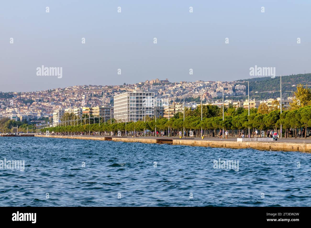 Thessaloniki, Griechenland - 22. September 2023 : Blick auf die Promenade von Thessaloniki und die Altstadt im Hintergrund Stockfoto