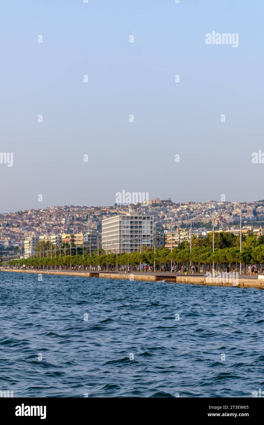 Thessaloniki, Griechenland - 22. September 2023 : Blick auf die Promenade von Thessaloniki und die Altstadt im Hintergrund Stockfoto