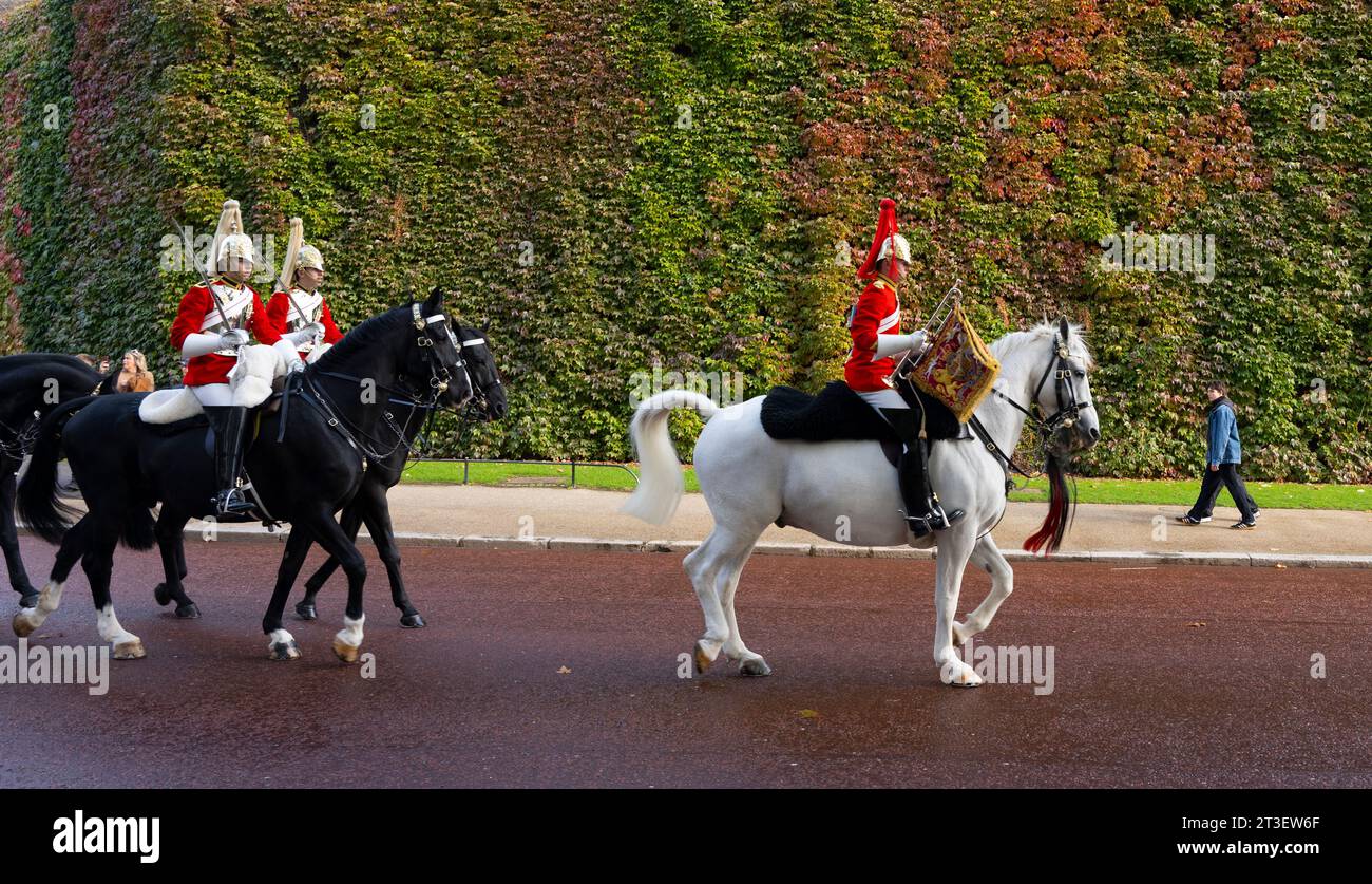 London, Großbritannien. Oktober 2023. Die Kavallerie der Life Guards passiert den herbstfarbenen virginia Creeper auf dem Gesicht der Admiralität Zitadelle auf dem Weg zum Wachwechsel in der Horse Guards Parade. Quelle: Malcolm Park/Alamy Live News Stockfoto