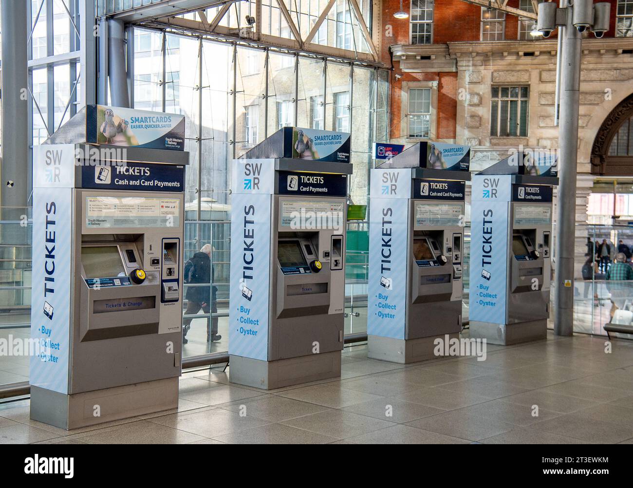 Waterloo, London, Großbritannien. Oktober 2023. Selbstbedienungs-Ticketautomaten am Waterloo Railway Station in London. Es wurde angekündigt, dass eines Tages Travelcards weitergehen sollen. Dies ist eine willkommene Nachricht für Bahnreisende, die höhere Kosten für die Einreise von den Heimatbezirken nach London gehabt hätten, wenn Sadiq Khan und TfL die Regelung abgeschafft hätten. In anderen neuen Ländern haben die Mitglieder der RMT-Union für weitere sechs Monate Arbeitskampfmaßnahmen gestimmt. Die Schließung von mehr als 1.000 Bahnhofsfahrkartenschaltern geht noch weiter, die vorgeschlagenen Pläne wurden jedoch von der disa stark kritisiert Stockfoto