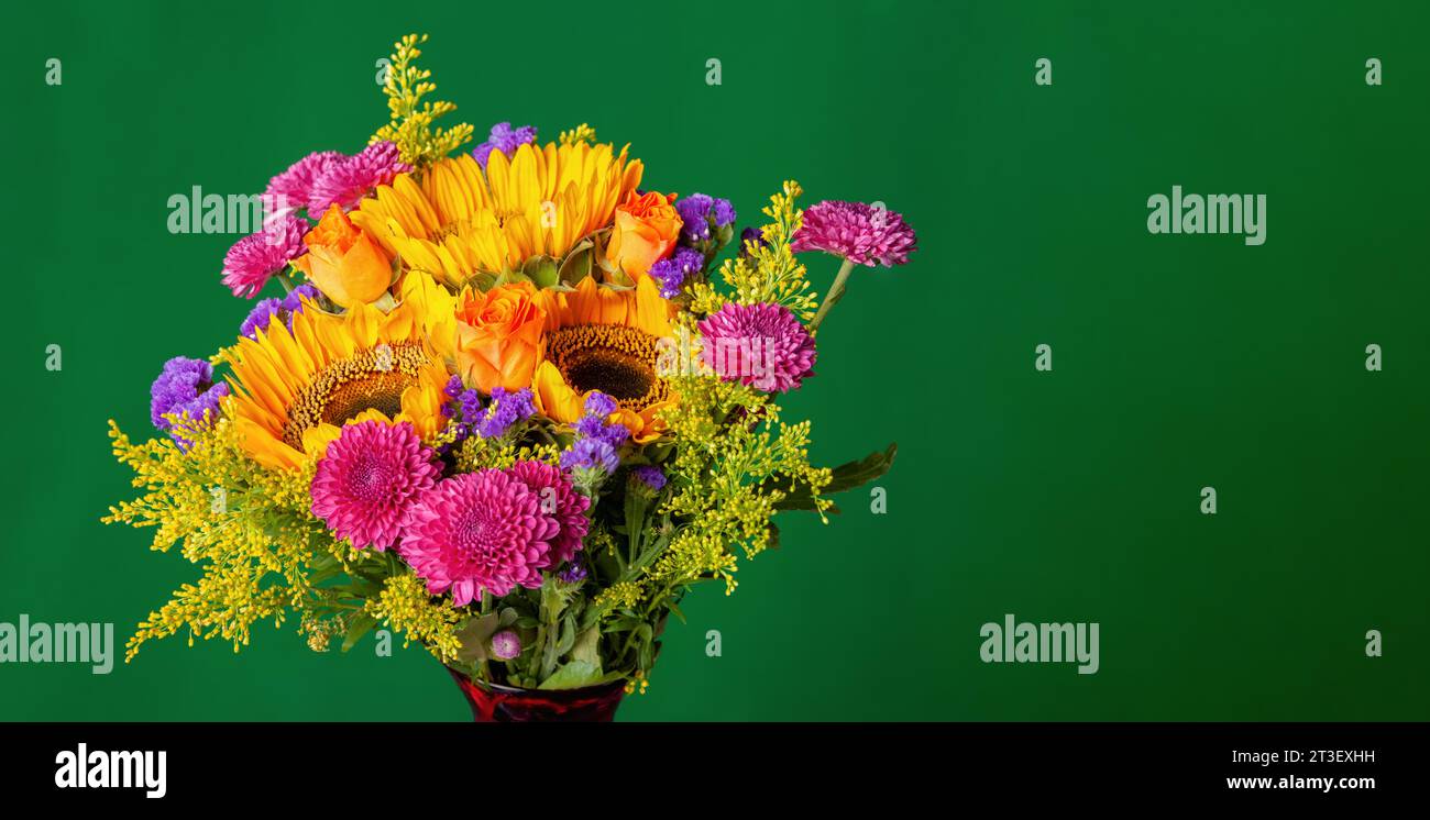 Blumen gemischter Blumenstrauß mit Sonnenblumen, Rose und verschiedenen Wildblumen, großer grüner Kopierraum Stockfoto