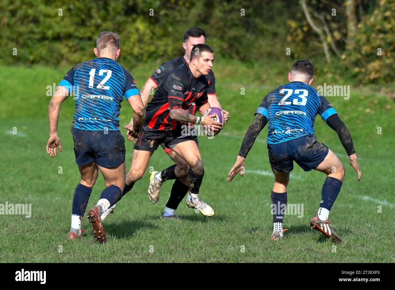 Trebanos, Wales. 21. Oktober 2023. Ein Maesteg Quins Spieler macht eine Pause während des WRU Admiral Championship West Spiels zwischen Trebanos und Maesteg Quins im Park in Trebanos, Wales, Großbritannien am 21. Oktober 2023. Quelle: Duncan Thomas/Majestic Media. Stockfoto