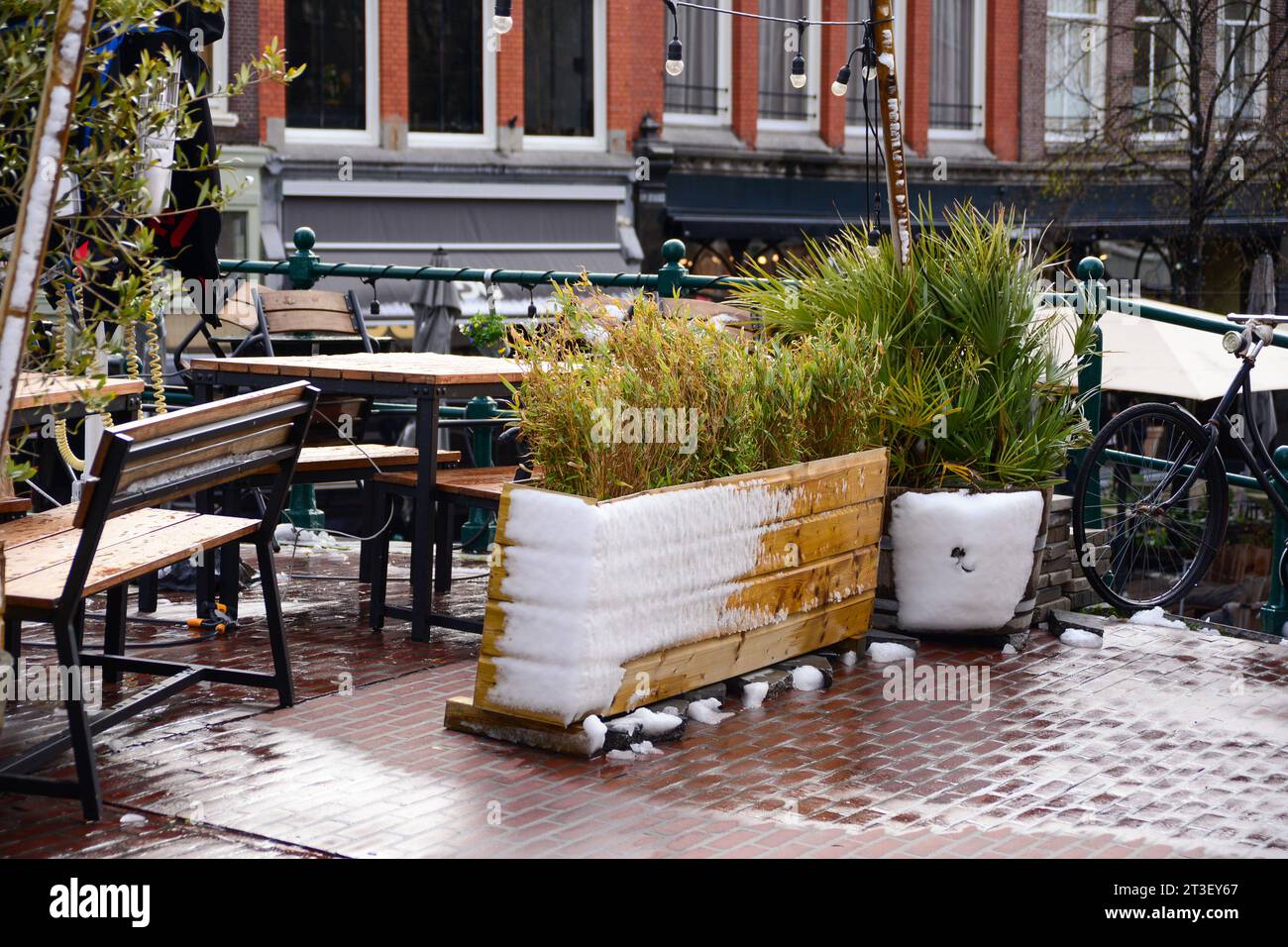 Straßen, Cafés und Restaurants unter dem Schnee im April, Leiden, Niederlande Stockfoto