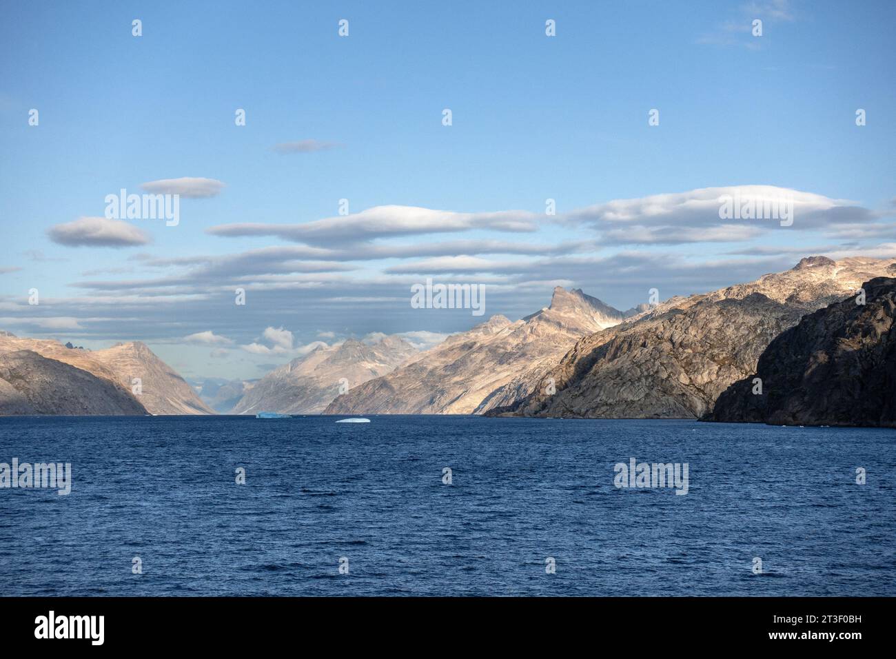 Sie fahren mit dem Schiff in Südgrönland im Kap-Farewell-Archipel auf Einem 60 Meilen langen Fjord (100 km) Stockfoto