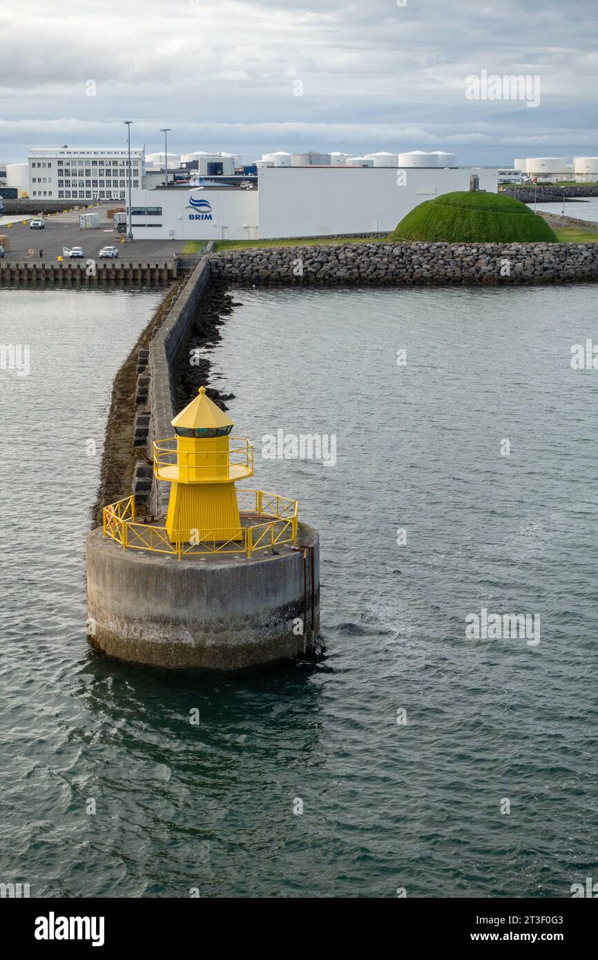 Das gelbe Leuchtturmlicht Ingolfsgarour Ingólfsgarður am Hafen von Midbakki Miðbakki und Þúfa A Grassy Mound von Künstler Ólöf Nordal Stockfoto