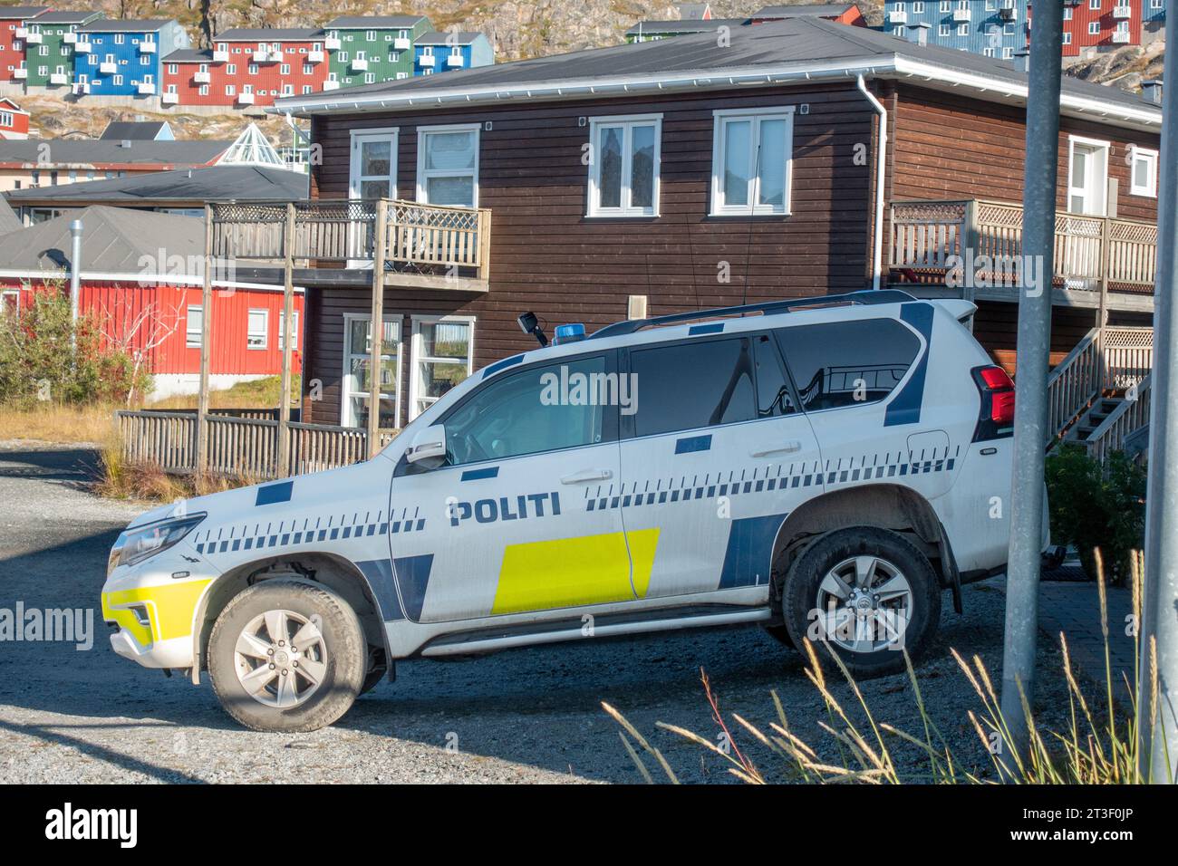 Toyota Police SUV parkte vor der Polizeistation in Qaqortoq Politi der grönländischen Polizei aus Dänemark Stockfoto